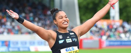 Yemisi Ogunleye (MTG Mannheim) feiert ihren DM-Titel und die Stimmung im Stadion 
