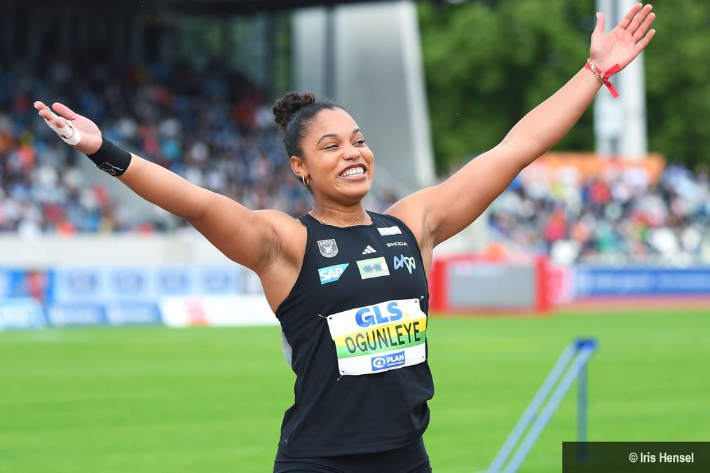Yemisi Ogunleye (MTG Mannheim) feiert ihren DM-Titel und die Stimmung im Stadion 