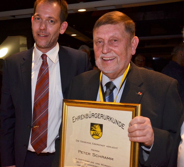 Eberstadts Bürgermeister Stephan Franczak überreicht Peter Schramm die Ernennungsurkunde zum Ehrenbürger (Foto: Ewald Walker)