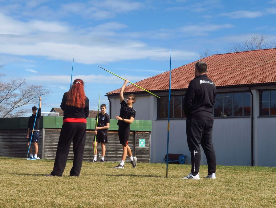 Speer in der warmen Frühlingssonne