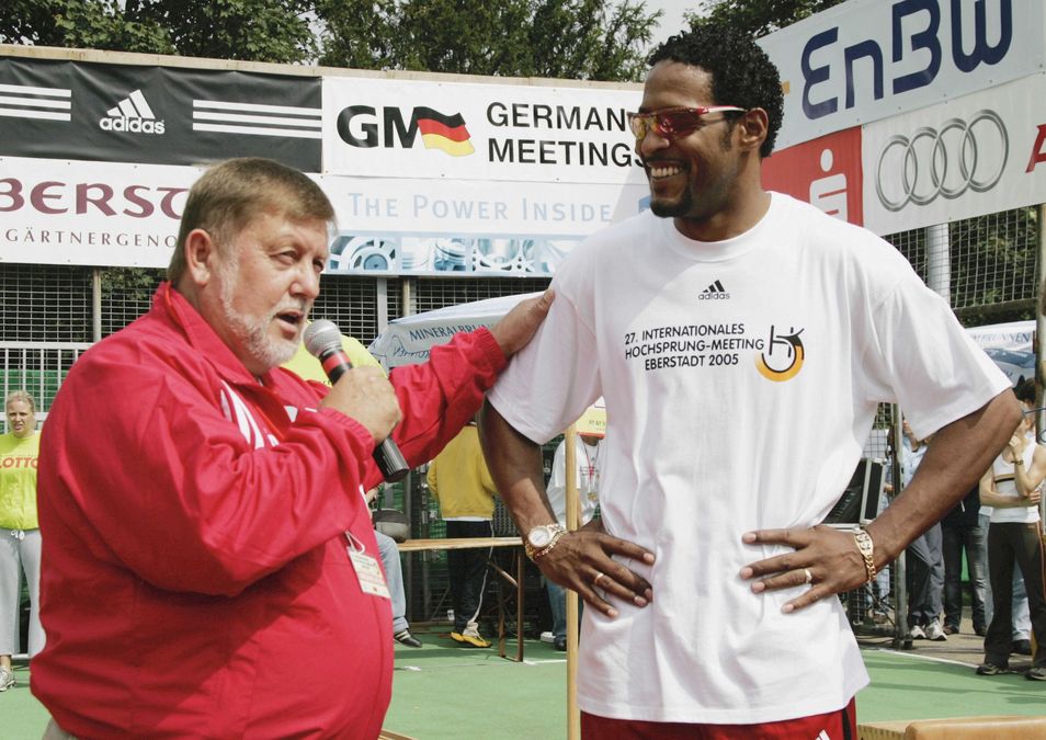 Peter Schramm und Weltrekordhalter Javier Sotomayor (Foto: Ewald Walker)
