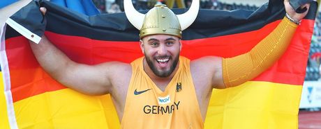 Tizian Lauria (VfL Sindelfingen) setzt sich die "Krone" auf