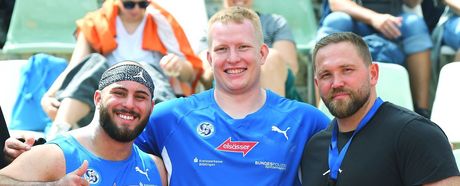 Tizian Lauria (VfL Sindelfingen; links) holt sich Silber, Vereinskollege Eric Maihöfer (VfL Sindelfingen; Mitte) steigt ganz oben aufs Treppchen. Trainer Arthur Hoppe (rechts) kann stolz sein auf seine Jungs