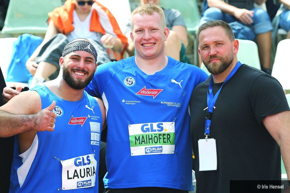 Tizian Lauria (VfL Sindelfingen; links) holt sich Silber, Vereinskollege Eric Maihöfer (VfL Sindelfingen; Mitte) steigt ganz oben aufs Treppchen. Trainer Arthur Hoppe (rechts) kann stolz sein auf seine Jungs